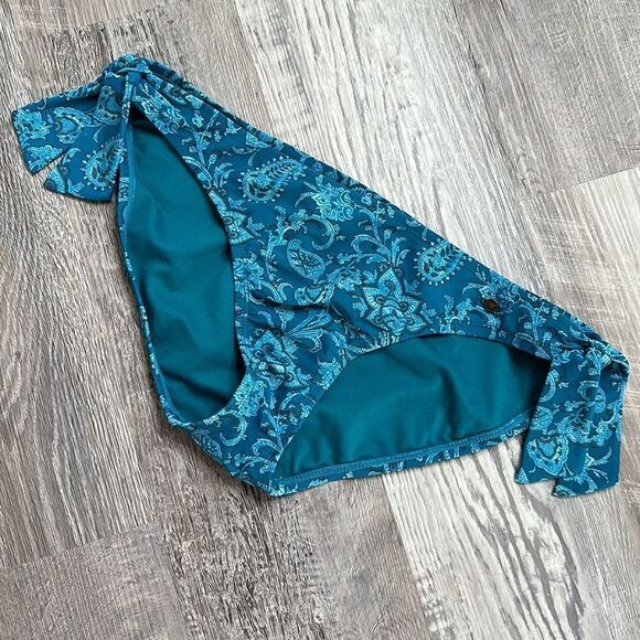 Converse, medium, bikini, bottoms, like NEW! - Picture 1 of 8